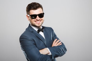 erkek takım elbise ve güneş gözlüğü