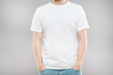 Beyaz t-shirt ve kot pantolon man