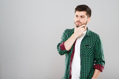 Yeşil ve kırmızı kontrol t-shirt düşünceli adam 