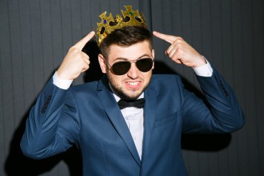 Baş ın datacına işaret eden adam