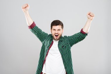 Yeşil kontrol t-shirt neşeli adam