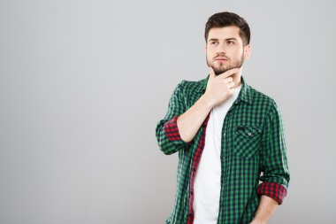 Yeşil ve kırmızı kontrol gömlek düşünceli adam 