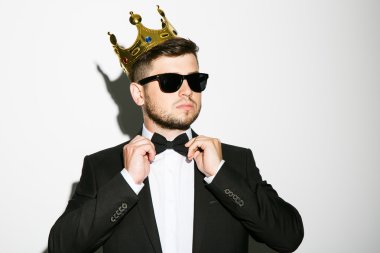 Beyaz arka planda yakışıklı adam portresi