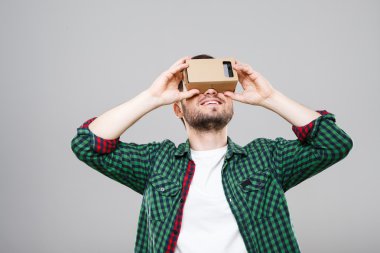 Adam vr kutusuna bakıyor