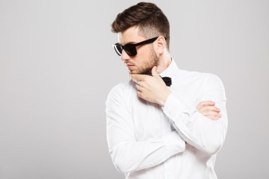 Gri arka plan, çekici bir adam