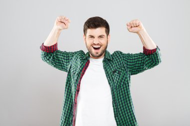 Yeşil kontrol gömlek neşeli genç adam