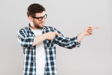 bir kenara işaret eden adam