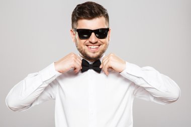 Gri arka plan, yakışıklı adam portresi