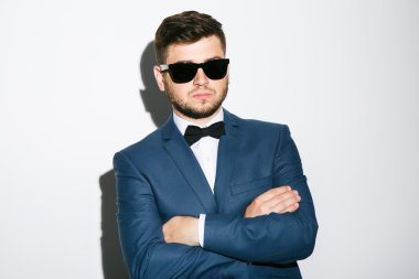 Yay ile ciddi genç adam