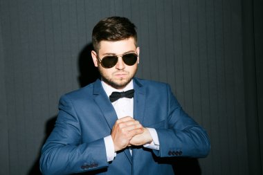 Bow ile takım elbiseli ciddi adam