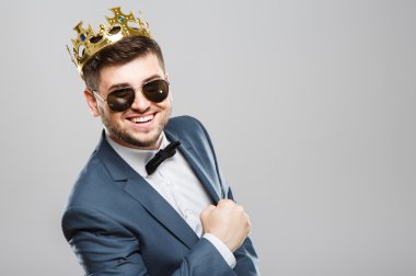 Taç tegülenik adam