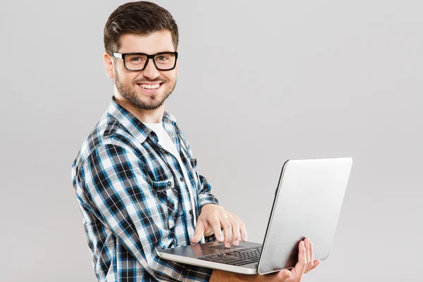 Man werkt op laptop — Stockfoto