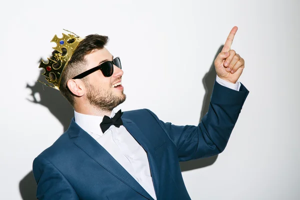 Man in crown pointing up — Stock Photo, Image