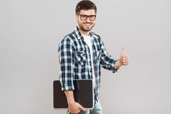 Man holding tablet and showing thumbs-up — Stock Photo, Image