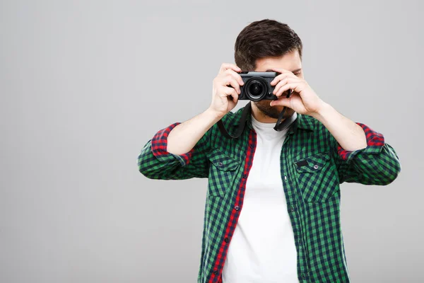 Jovem fotógrafo com câmera — Fotografia de Stock