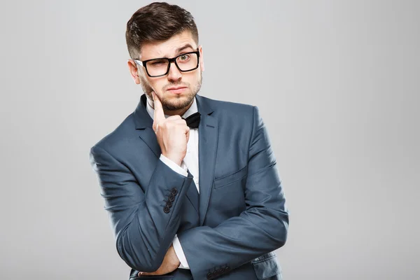 Hombre reflexivo en gafas — Foto de Stock