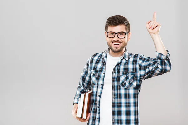 El hombre con libros tiene idea — Foto de Stock