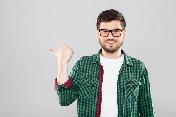 Hombre señalando con el pulgar a un lado — Foto de Stock