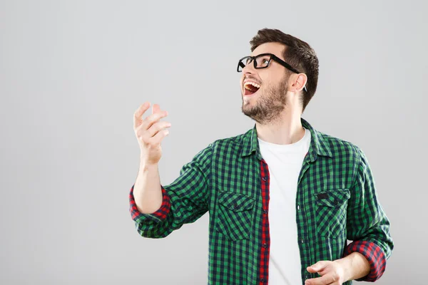 Man in eyeglasses singing — Stock Photo, Image