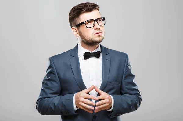 Joven con estilo mirando hacia arriba pensativamente — Foto de Stock