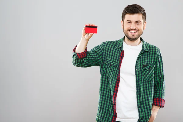 Sonriente con tarjeta de crédito roja —  Fotos de Stock