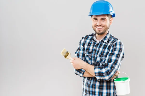 Homme avec brosse et boîte — Photo