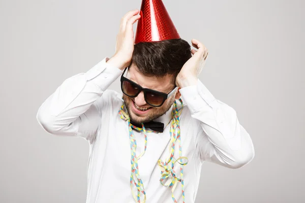 Retrato de hombre guapo en fondo gris —  Fotos de Stock