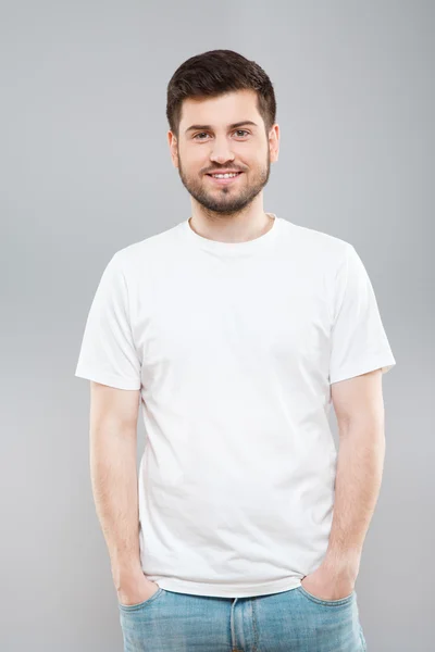 Чоловік у білій футболці — стокове фото