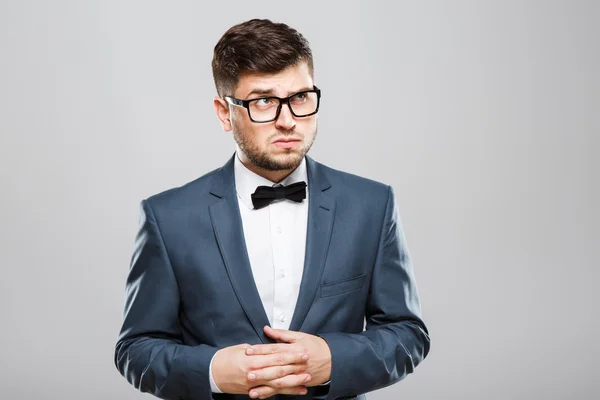 Joven mirando con sospecha — Foto de Stock