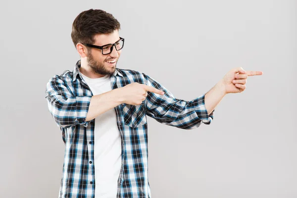 Mann zeigt zur Seite — Stockfoto