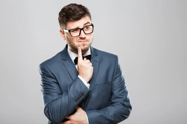 Hombre reflexivo en traje y gafas — Foto de Stock