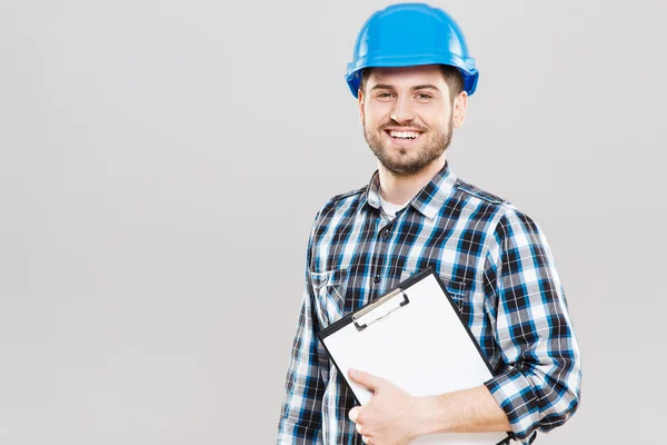 Uomo in costruzione casco tenendo tablet — Foto Stock