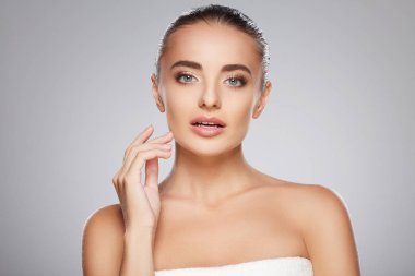 Güzel kız yüz dokunmadan