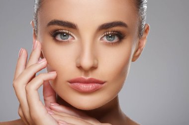 Elle yüz yakınındaki güzel kız