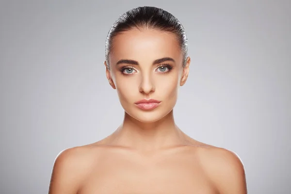 Menina de beleza com cabelo fixo atrás — Fotografia de Stock