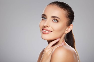 Omuz üzerinde el ile güzel kız