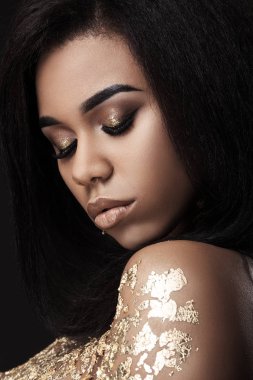 Afrikalı-Amerikalı kadın kapalı gözlerle