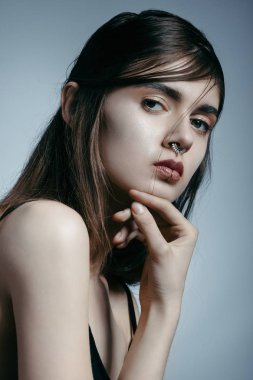 Piercing ile güzel esmer kız