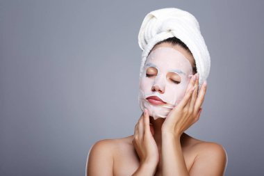 Yüzünde beyaz maske ile model