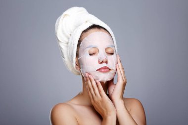 Yüzünde beyaz maske ile model