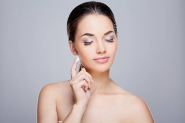 Yüzünde krem uygulama modeli