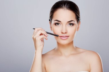 Yüz fırça ile dokunmadan modeli