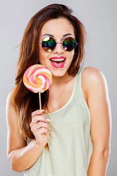 Hermosa chica con grandes dulces de colores — Foto de Stock