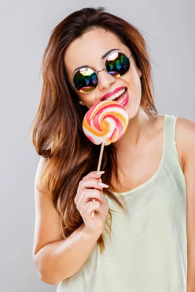 Piękna dziewczyna z duże kolorowe cukierki — Zdjęcie stockowe