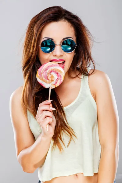 Hermosa chica con grandes dulces de colores — Foto de Stock