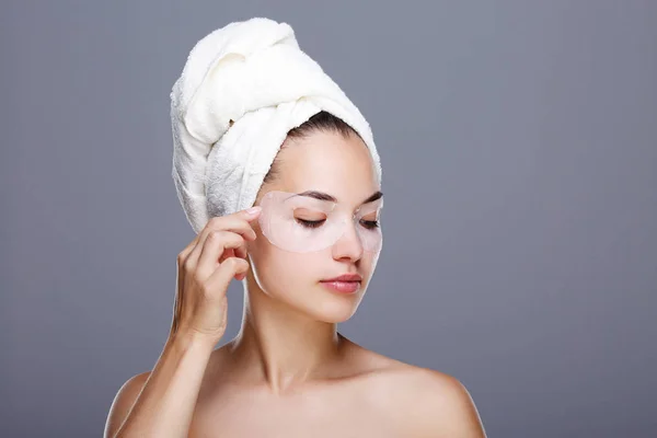 Fille avec masque sur les yeux fermés — Photo