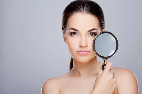 Menina beleza segurando espelho — Fotografia de Stock