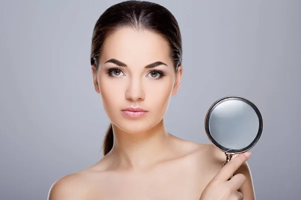 Menina beleza segurando espelho — Fotografia de Stock