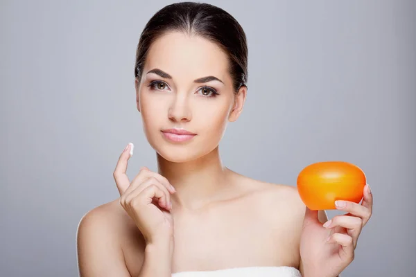 Menina bonita segurando creme de laranja — Fotografia de Stock