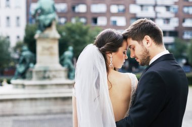 Mutlu çift eski şehirde yürüyüş